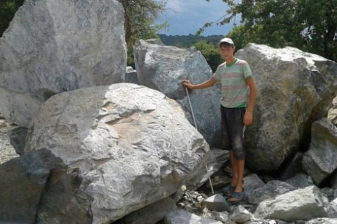 Kamenclub.ru: Змеевик скальник фр. 500-1500 мм.  купить в Казани змеевик зеленый серый черный глыба скальная колотая 7500 руб/т   фото КАМЕНЬ КЛУБ