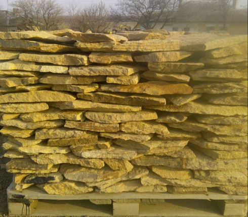 Kamenclub.ru: Песчаник пластушка "фонтанка" желтая (3,0 - 5,0 см)  купить в Казани песчаник желтая, рыжий, желтый песчаник колотый рваный со сколом облицовочный 16200 руб/м3   фото КАМЕНЬ КЛУБ