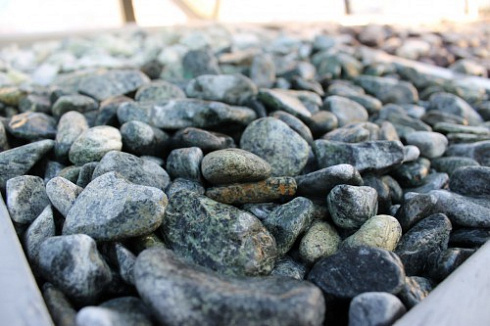 Kamenclub.ru: Щебень галтованный зеленый (змеевик) фр. 20-40 мм.  купить в Казани мрамор зеленый, салатовый оголтованный щебень мраморный 12500 руб/т   фото КАМЕНЬ КЛУБ