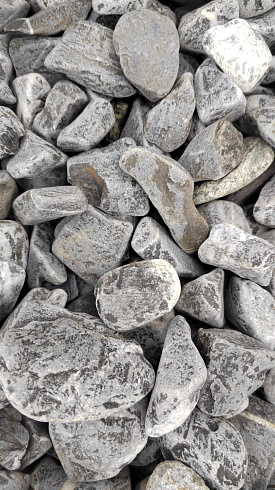 Kamenclub.ru: Щебень галтованный черный (мрамор) фр.40-70 мм.  купить в Казани мрамор черный с белыми прожилками, черный, белый щебень галтованный округлый 13500 руб/т   фото КАМЕНЬ КЛУБ