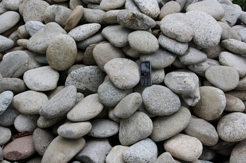 Kamenclub.ru: Галька речная плоская (бело-серая) фр. 100-200-300 мм. купить  в Казани галька речная плоская серый, белый, бело-серый, серо-белый речная галька плоская  9000 руб/т   фото КАМЕНЬ КЛУБ