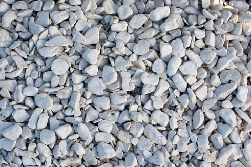 Kamenclub.ru: Мраморная крошка (щебень галтованный белый) фр.40-70 мм.  купить в Казани мрамор белый молочный айвори окатанный округлый природный камень 17000 руб/т   фото КАМЕНЬ КЛУБ