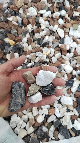 Kamenclub.ru: Мраморная крошка (щебень крошка микс : белый-черный-розовый) фр. 20-40 мм.  купить в Казани мрамор белый, черный, розовый декоративная ландшафтная крошка 12000 руб/т   фото КАМЕНЬ КЛУБ