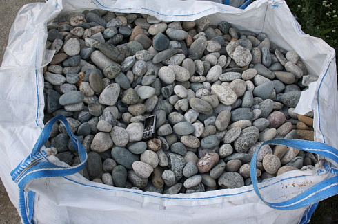 Kamenclub.ru: Галька речная окат (серая) фр.40-60 мм купить  в Казани галька речная серый бежевый рыжий коричневый округлый речной камень 5000 руб/т   фото КАМЕНЬ КЛУБ