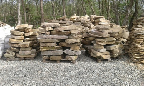 Kamenclub.ru: Песчаник плиты - плахи - пошаговые дорожки (фр. 70-150 мм)  купить в Казани песчаник серый бежевый желтый зеленый колотый песчаник строительный 6500 руб/т   фото КАМЕНЬ КЛУБ