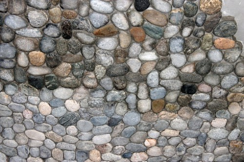 Kamenclub.ru: Галька речная плоская (ассорти) фр. 70-150 мм. купить  в Казани галька галечник серый белый темно-серый синий светло-серый плоская природная галька  9000 руб/т   фото КАМЕНЬ КЛУБ