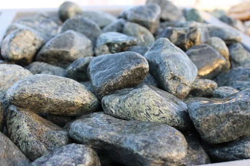 Kamenclub.ru: Щебень галтованный зеленый (змеевик) фр. 50-100 мм.  купить в Казани галтовка мраморная зеленый, салатовый мрамор 12 500 руб/т   фото КАМЕНЬ КЛУБ