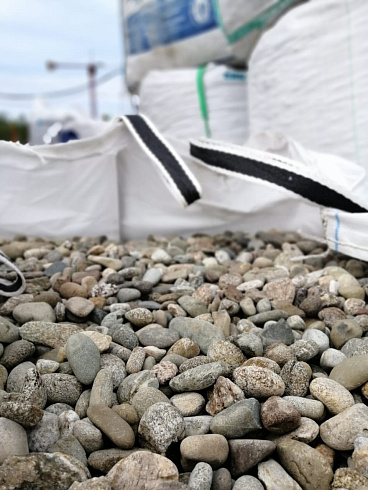 Kamenclub.ru: Галька речная окат (пестрая) фр. 20-40 мм. купить  в Казани галька речная пестрая, серая, серые оттенки галька речная окатанная округлая 5000 руб/т   фото КАМЕНЬ КЛУБ