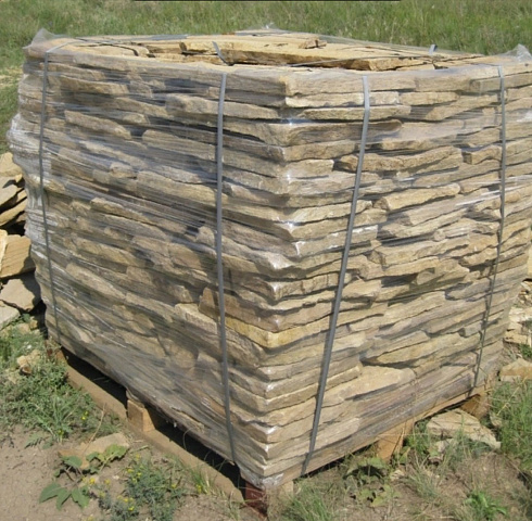 Kamenclub.ru: Песчаник пластушка желтый с рисунком (3 см)  купить в Казани песчаник желтый с рисунком, рыжий, желтый песчаник пластушка ландшафтная рваная 8 500 руб/м3   фото КАМЕНЬ КЛУБ