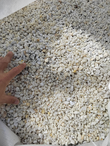 Kamenclub.ru: Мраморная крошка, щебень, цвет-белый, фр. 5-10 мм.  купить в Казани мрамор белый, айвори, молочный мраморная каменная крошка ландшафтная 12000 руб/т   фото КАМЕНЬ КЛУБ