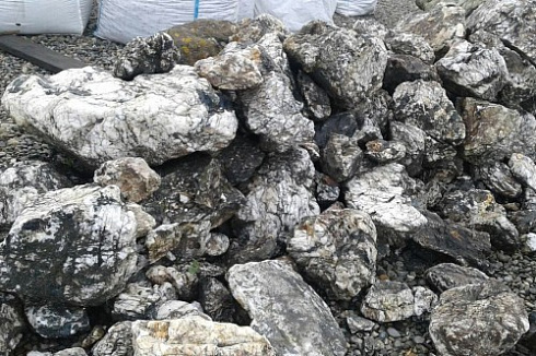 Kamenclub.ru: Черный гранит - кварцит фр. 500-1000 мм.  купить в Казани гранит кварцит черный серый белый скальный колотый валун 9750 руб/т   фото КАМЕНЬ КЛУБ