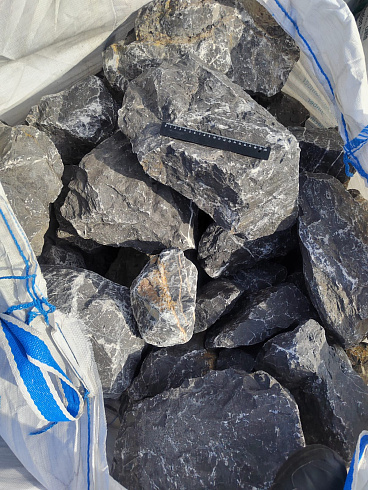 Kamenclub.ru: Черный мрамор скальник фр. 100-500 мм.  купить в Казани мрамор черный белый серый крупный колотый валун ландшафтный 8500 руб/т   фото КАМЕНЬ КЛУБ