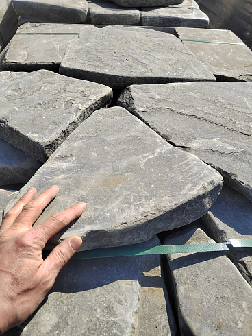 Kamenclub.ru: Песчаник пластушка светло-серый (4,0 - 6,0 см)  купить в Казани плитняк - пластушка светло-серый песчаник 12600 руб/м3   фото КАМЕНЬ КЛУБ