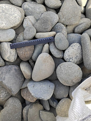 Kamenclub.ru: Галька речная плоская (темно-серая) фр. 70-150 мм. купить в Казани галечник природный темно-серый серый синий речная плоская природная окатанная  9000 руб/т   фото КАМЕНЬ КЛУБ