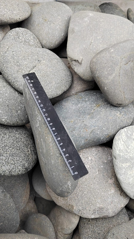 Kamenclub.ru: Галька речная плоская (темно-серая) фр. 70-150 мм. купить  в Казани галечник природный темно-серый серый синий речная плоская природная окатанная  9000 руб/т   фото КАМЕНЬ КЛУБ