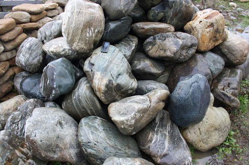 Kamenclub.ru: Речной валун Кабанчик фр.300-500 мм.  купить в Казани крупный природный камень галька серый, темно-серый речной валун галечник масштабный 7000 руб/т   фото КАМЕНЬ КЛУБ