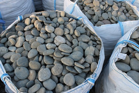 Kamenclub.ru: Галька речная плоская (ассорти) фр. 100-200-300 мм. купить  в Казани галька плоская разноцветная серый белый темно-серый синий речная галька ландшафтная 8000 руб/т   фото КАМЕНЬ КЛУБ