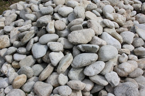 Kamenclub.ru: Бело-серый валунчик фр.100-300 мм.  купить в Казани крупный камень для ландшафта серый, белый бело-серый валун крупная галька 4500 руб/т   фото КАМЕНЬ КЛУБ