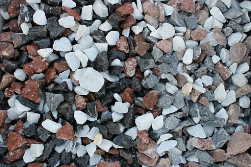 Kamenclub.ru: Мраморная крошка (щебень крошка микс : белый-черный-розовый) фр. 20-40 мм.  купить в Казани мрамор белый, черный, розовый декоративная ландшафтная крошка 12000 руб/т   фото КАМЕНЬ КЛУБ