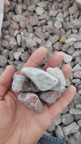 Kamenclub.ru: Мраморная крошка (щебень галтованный розовый) фр.20-40 мм.  купить в Казани мрамор розовый, красный оголтованный округлый щебень  15000 руб/т   фото КАМЕНЬ КЛУБ