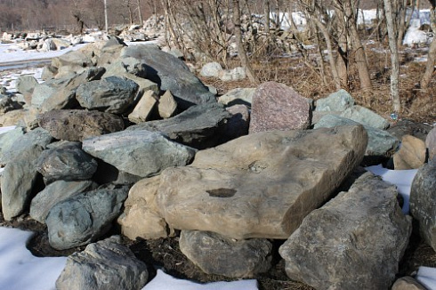 Kamenclub.ru: Гранит скальник (серо-зеленый) фр. 500-1500 мм.  купить в Казани гранит мрамор  серый зеленый темно-серый глыба скальная колотая ландшафтная 7 500 руб/т   фото КАМЕНЬ КЛУБ