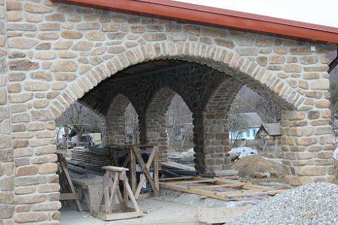 Kamenclub.ru: Песчаник для строительства и кладки блочный (фр 100-200 мм)  купить в Казани песчаник бежевый серый рыжий валун мелкий для строительства песчаник 6500 руб/т   фото КАМЕНЬ КЛУБ