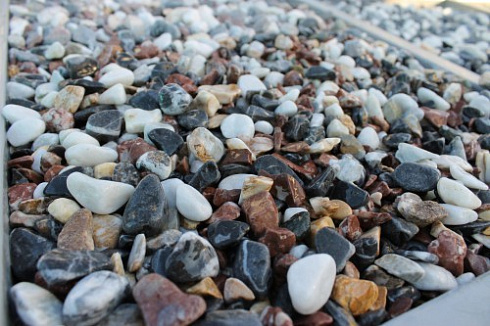 Kamenclub.ru: Мраморная крошка (щебень галтованный микс:белый-черный-розовый-медовый) фр.10-20 мм.  купить в Казани мрамор белый, медовый, черный, розовый мраморный декоративный ландшафтный окатанный округлый галтованный щебень 15500 руб/т   фото КАМЕНЬ КЛУБ