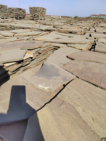 Kamenclub.ru: Песчаник пластушка серо-зеленый (3,0 см)  купить в Казани песчаник серо-зеленый, серый, зеленый песчаник пластушка колотый рваный ландшафтный 10200 руб/м3   фото КАМЕНЬ КЛУБ