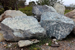 Kamenclub.ru: Змеевик скальник фр. 500-1500 мм.  купить в Казани змеевик зеленый серый черный глыба скальная колотая 7500 руб/т   фото КАМЕНЬ КЛУБ