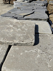 Kamenclub.ru: Песчаник пластушка светло-серый (2,0 см)  купить в Казани плитняк- ластушка светло-серый, серый рваный ландшафтный плитняк колотый 13800 руб/м3   фото КАМЕНЬ КЛУБ