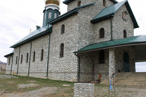 Kamenclub.ru: Галька речная плоская (бело-серая) фр. 100-200-300 мм. купить  в Казани галька речная плоская серый, белый, бело-серый, серо-белый речная галька плоская  9000 руб/т   фото КАМЕНЬ КЛУБ