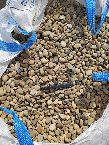 Kamenclub.ru: Галька речная окат рыжая фр. 20-40 мм. купить  в Казани галька речная окатанная рыжая желтая серая округлая речная галька 5000 руб/т   фото КАМЕНЬ КЛУБ