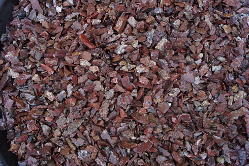 Kamenclub.ru: Щебень крошка красный (ЯШМА) фр. 5-10 мм.  купить в Казани крошка каменная яшмы красный, бордовый, темно-красный декоративная крошка ландшафтная каменная яшмоидная 8500 руб/т   фото КАМЕНЬ КЛУБ