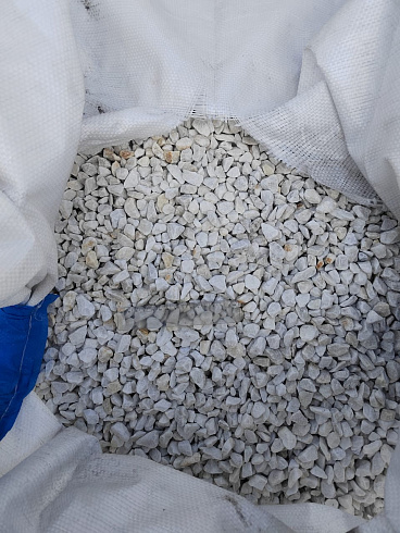 Kamenclub.ru: Мраморная крошка, щебень, цвет-белый, фр. 10-20 мм.  купить в Казани мрамор белый, молочный айвори каменная ландшафтная декоративная крошка шебня 12000 руб/т   фото КАМЕНЬ КЛУБ