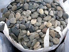 Kamenclub.ru: Галька речная плоская (ассорти) фр. 100-200-300 мм купить в Казани галька галечник природный серый, белый темно-серый синий рыжий светло-серый природная галька плоская крупная 8000 руб/т   фото КАМЕНЬ КЛУБ