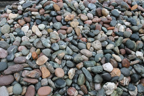 Kamenclub.ru: Галька окат (цветная картошка) фр. 50-100 мм. купить  в Казани галька природная окатанная серый белый цветной синий темно-серый коричневый округлый галечник окатанный 6800 руб/т   фото КАМЕНЬ КЛУБ