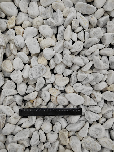 Kamenclub.ru: Мраморная крошка (щебень галтованный белый) фр.40-70 мм.  купить в Казани мрамор белый молочный айвори окатанный округлый природный камень 17000 руб/т   фото КАМЕНЬ КЛУБ