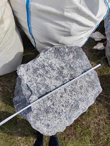 Kamenclub.ru: Черный мрамор скальник фр. 1000-1500 мм.  купить в Казани мрамор черный белый серый крупный колотый валун ландшафтный 9000 руб/т   фото КАМЕНЬ КЛУБ