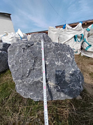 Kamenclub.ru: Черный мрамор скальник фр. 1000-1500 мм.  купить в Казани мрамор черный белый серый крупный колотый валун ландшафтный 9000 руб/т   фото КАМЕНЬ КЛУБ