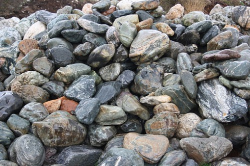 Kamenclub.ru: Ландшафтные валунчики фр.100-500 мм.  купить в Казани крупный природный камень серый, темно-серый, светло-серый речной валун крупный 4800 руб/т   фото КАМЕНЬ КЛУБ