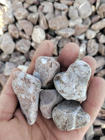 Kamenclub.ru: Мраморная крошка (щебень галтованный розовый) фр.20-40 мм.  купить в Казани мрамор розовый, красный оголтованный округлый щебень  15000 руб/т   фото КАМЕНЬ КЛУБ