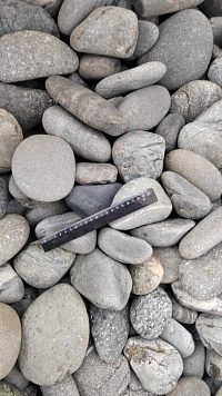 Kamenclub.ru: Галька речная окат (темно-серая) фр. 70-150 мм. купить  в Казани галька речная темно-серая, синяя, серая речная галька округлая  8000 руб/т   фото КАМЕНЬ КЛУБ