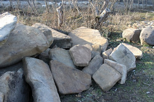 Kamenclub.ru: Песчаник плиты - плахи - пошаговые дорожки (фр. 70-150 мм)  купить в Казани песчаник серый бежевый желтый зеленый колотый песчаник строительный 6500 руб/т   фото КАМЕНЬ КЛУБ