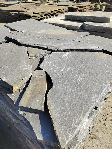 Kamenclub.ru: Песчаник пластушка светло-серый (3,0 см)  купить в Казани песчаник светло-серый, серый песчаник рваный ландшафтный колотый 13800 руб/м3   фото КАМЕНЬ КЛУБ