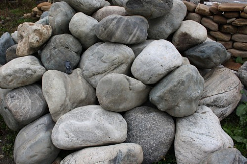 Kamenclub.ru: Речной валун Кабанчик фр.300-500 мм.  купить в Казани крупный природный камень галька серый, темно-серый речной валун галечник масштабный 7000 руб/т   фото КАМЕНЬ КЛУБ