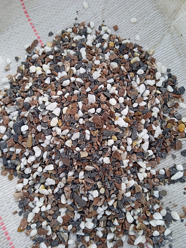 Kamenclub.ru: Мраморная крошка (щебень крошка микс : белый-черный-розовый) фр. 3-5 мм.  купить в Казани мрамор белый, черный, розовый, разноцветный мраморная каменная крошка декорвтивная 12000 руб/т   фото КАМЕНЬ КЛУБ