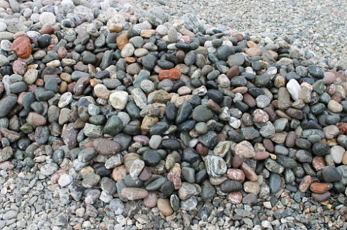 Kamenclub.ru: Галька окат (цветная картошка) фр. 50-100 мм. купить  в Казани галька природная окатанная серый белый цветной синий темно-серый коричневый округлый галечник окатанный 6800 руб/т   фото КАМЕНЬ КЛУБ
