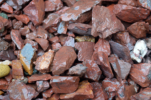 Kamenclub.ru: Щебень крошка красный (ЯШМА) фр. 10-20 мм.  купить в Казани яшма красный, бордовый, оранжевый, рыжий декоративный каменный ландшафтный щебень колотый 9000 руб/т   фото КАМЕНЬ КЛУБ