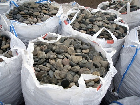 Kamenclub.ru: Галька речная плоская (ассорти) фр. 70-150 мм. купить  в Казани галька галечник серый белый темно-серый синий светло-серый плоская природная галька  9000 руб/т   фото КАМЕНЬ КЛУБ