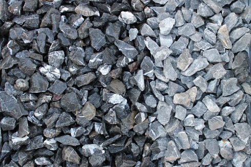 Kamenclub.ru: Щебень крошка черный (мрамор) фр. 20-40 мм.  купить в Казани мрамор черный с белыми прожилками мраморная каменная крошка 11000 руб/т   фото КАМЕНЬ КЛУБ